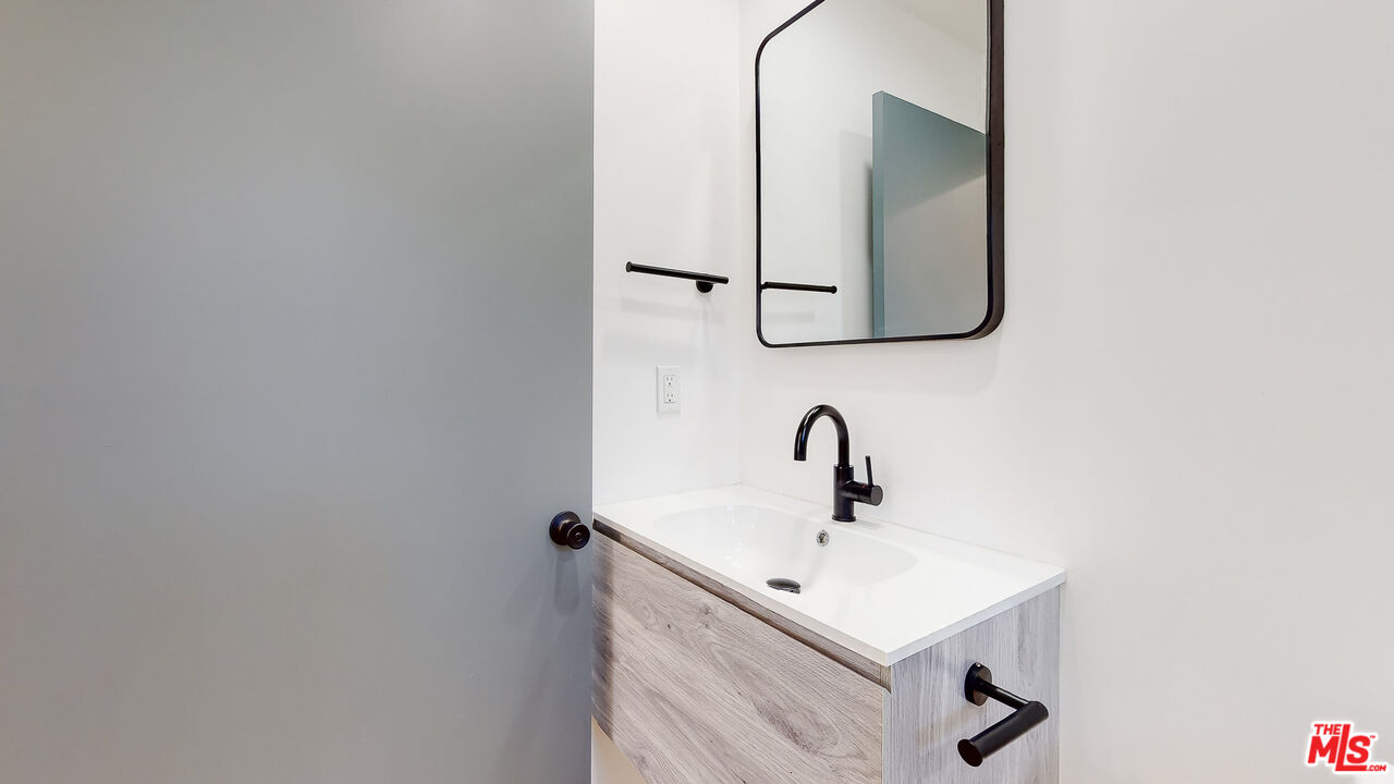 2331 Hauser Boulevard Los Angeles, CA 90016 - Photo 20 of 36