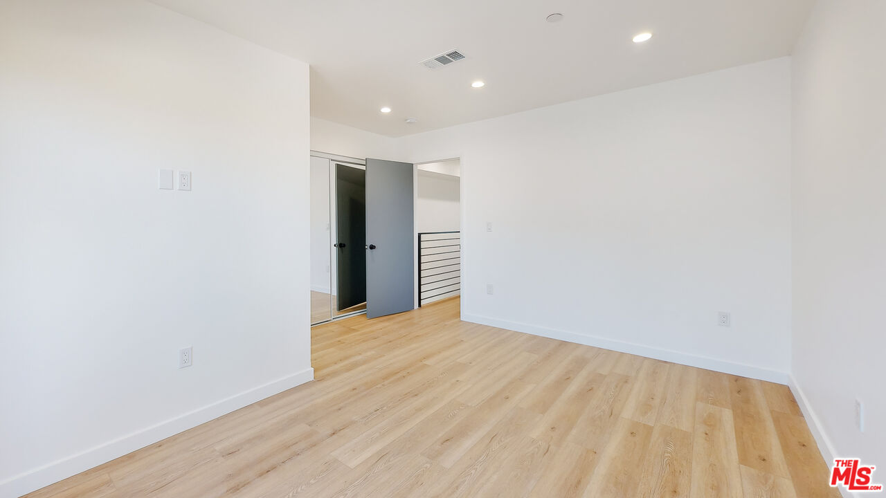 2331 Hauser Boulevard Los Angeles, CA 90016 - Photo 23 of 36