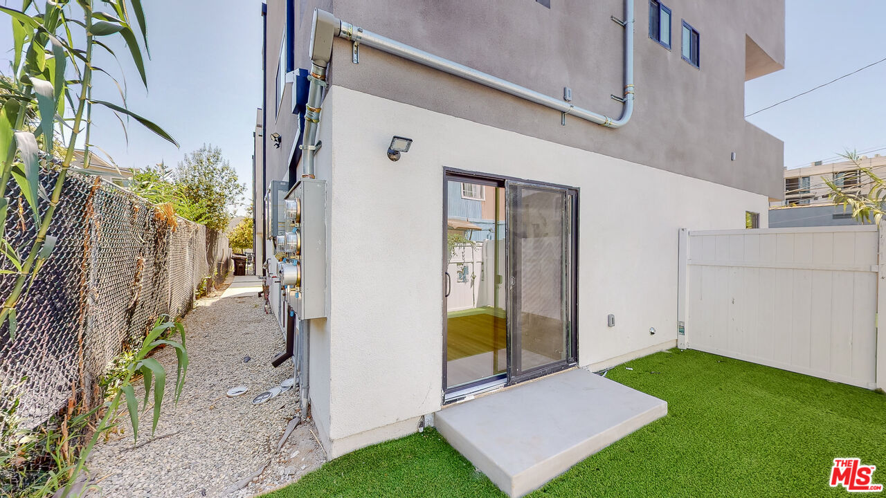 2331 Hauser Boulevard Los Angeles, CA 90016 - Photo 33 of 36