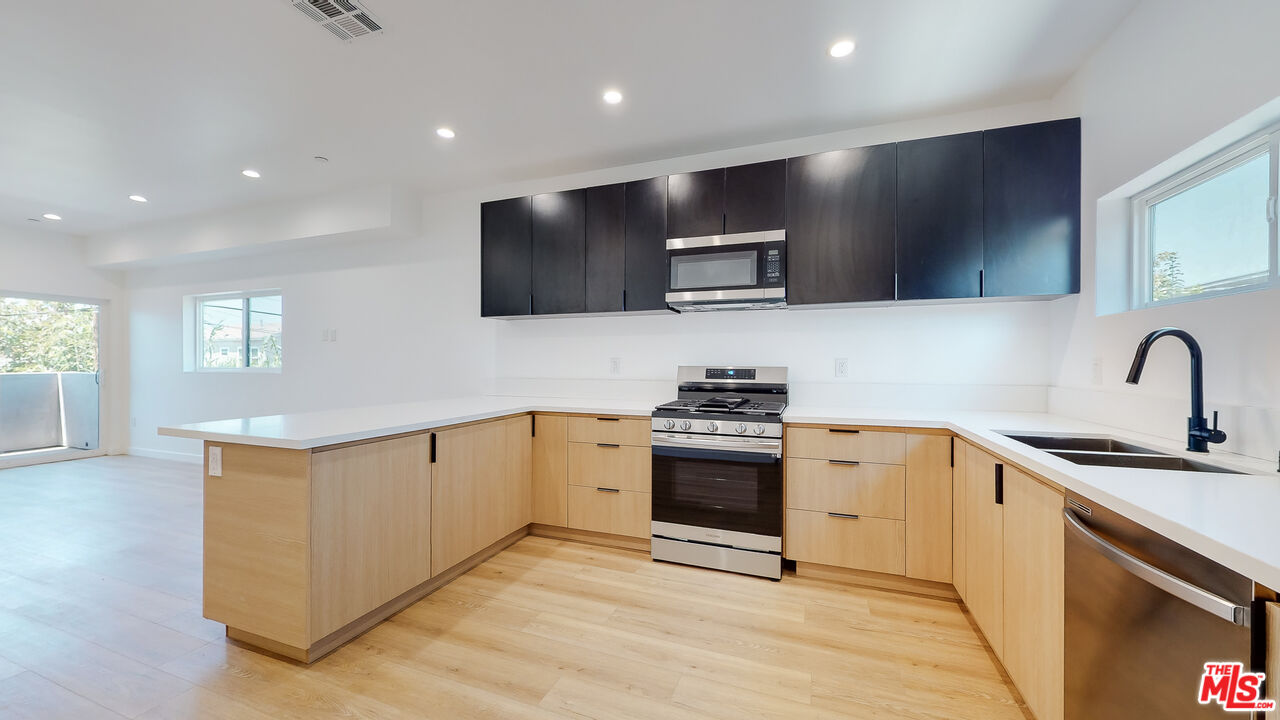 2331 Hauser Boulevard Los Angeles, CA 90016 - Photo 4 of 36