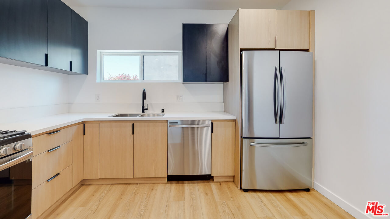 2331 Hauser Boulevard Los Angeles, CA 90016 - Photo 6 of 36