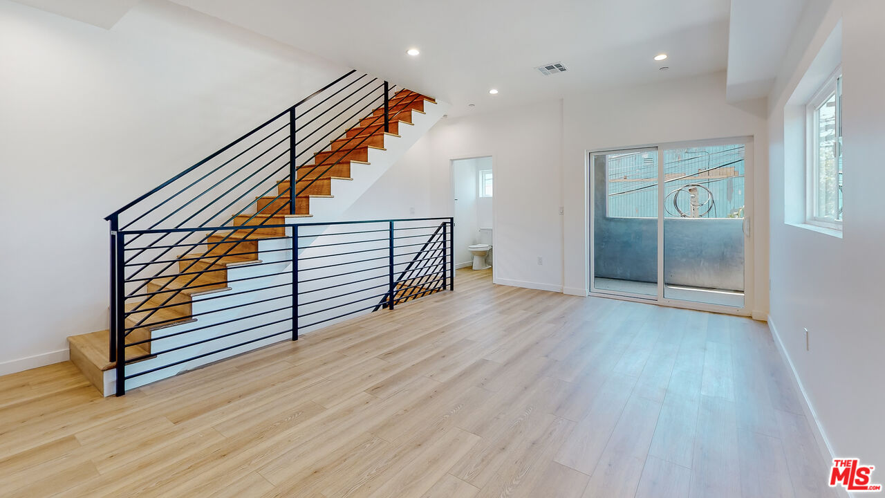 2331 Hauser Boulevard Los Angeles, CA 90016 - Photo 7 of 36