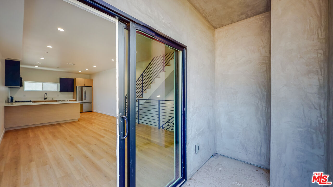 2331 Hauser Boulevard Los Angeles, CA 90016 - Photo 8 of 36