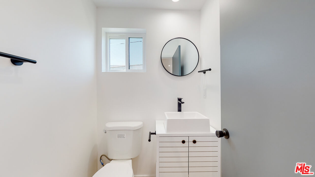 2331 Hauser Boulevard Los Angeles, CA 90016 - Photo 9 of 36