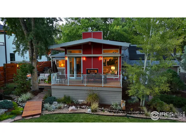 a view of house with front yard