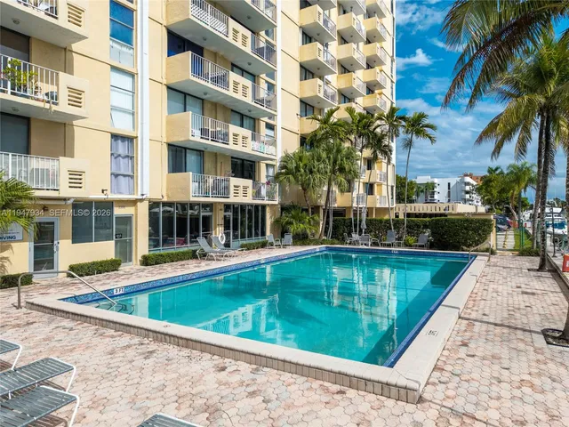 $2,300 | 2350 Northeast 135th Street, Unit 614, North Miami, FL 33181