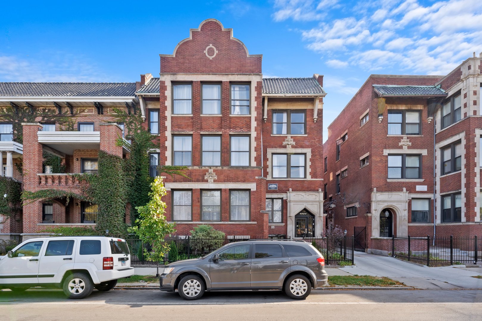 5011 South Drexel Boulevard Chicago, IL 60615 - Photo 2 of 8 a car parked in front of a building