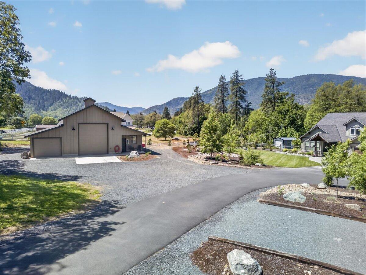 469 Wards Creek Road Rogue River, OR 97537 - Photo 4 of 84 090-91