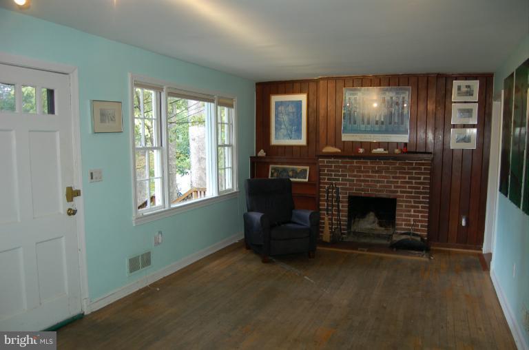 9313 Caroline Avenue Silver Spring, MD 20901 - Photo 7 of 10 Living Room