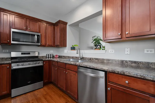 $2,500 | 3460 Bradbury Circle, Aurora, IL 60504