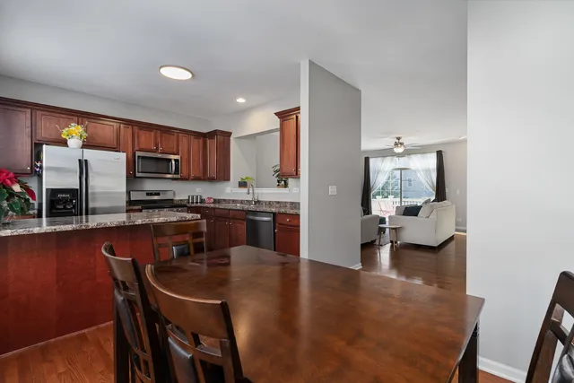 $2,500 | 3460 Bradbury Circle, Aurora, IL 60504