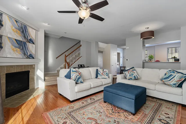 $2,500 | 3460 Bradbury Circle, Aurora, IL 60504