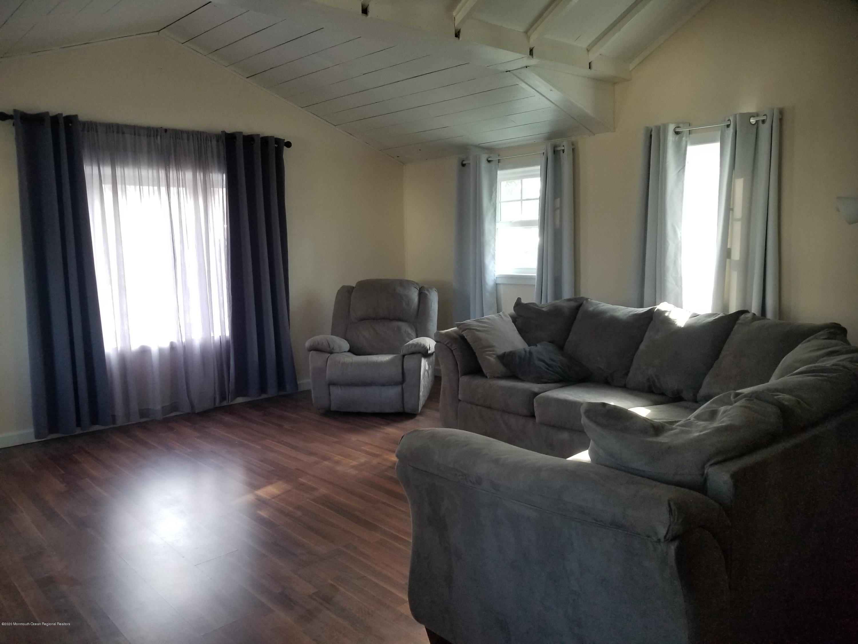 836 Lakeview Way Keyport, NJ 07735 - Photo 5 of 27 Bright sunny Living rm