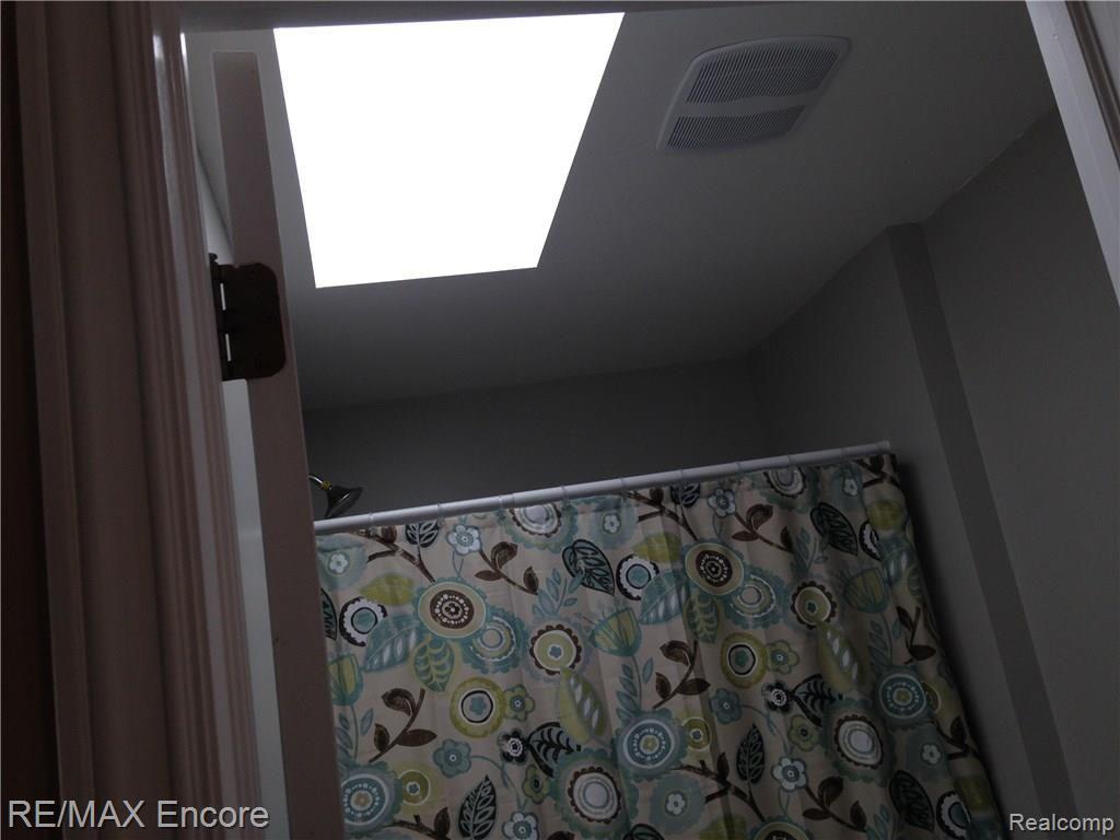 2323 Hummer Lake Road Oxford, MI 48371 - Photo 20 of 44 Upstairs bath (2).JPG