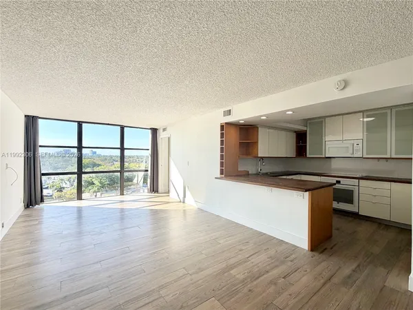 $2,350 | 1000 Parkview Drive, Unit 723, Hallandale Beach, FL 33009