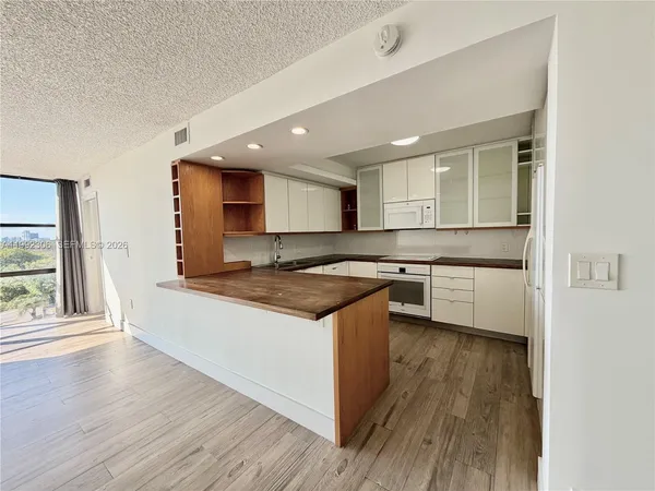 $2,350 | 1000 Parkview Drive, Unit 723, Hallandale Beach, FL 33009