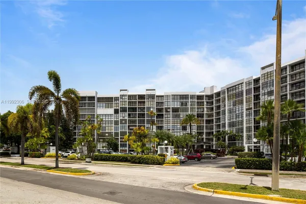 $2,350 | 1000 Parkview Drive, Unit 723, Hallandale Beach, FL 33009