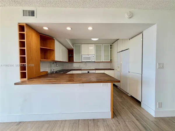$2,350 | 1000 Parkview Drive, Unit 723, Hallandale Beach, FL 33009