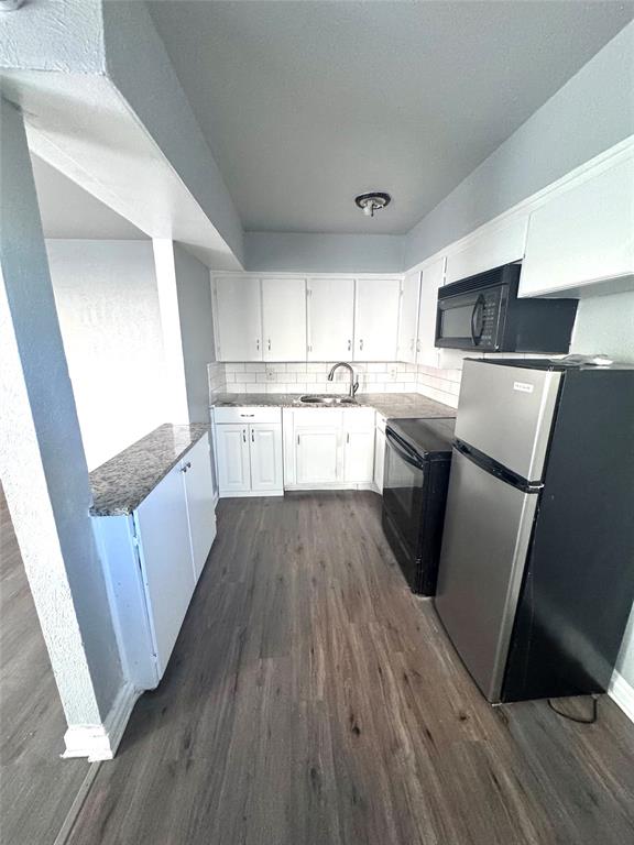 1417 Bennett Avenue Dallas, TX 75204 - Photo 5 of 14 a kitchen with wooden floors and refrigerator