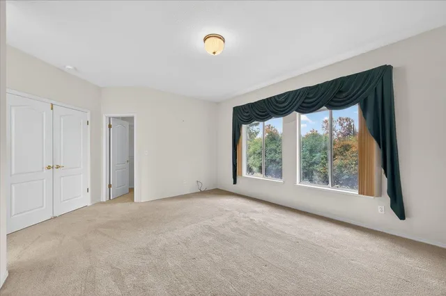 a view of a house with backyard and garden