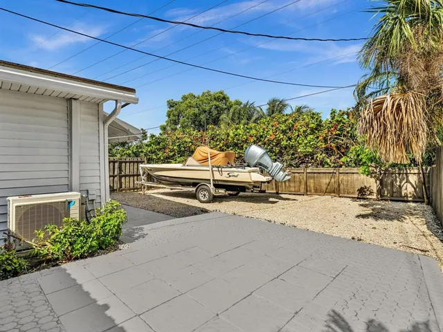 a view of a back yard of the house