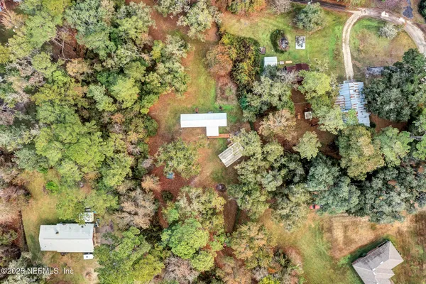 a view of a house with backyard