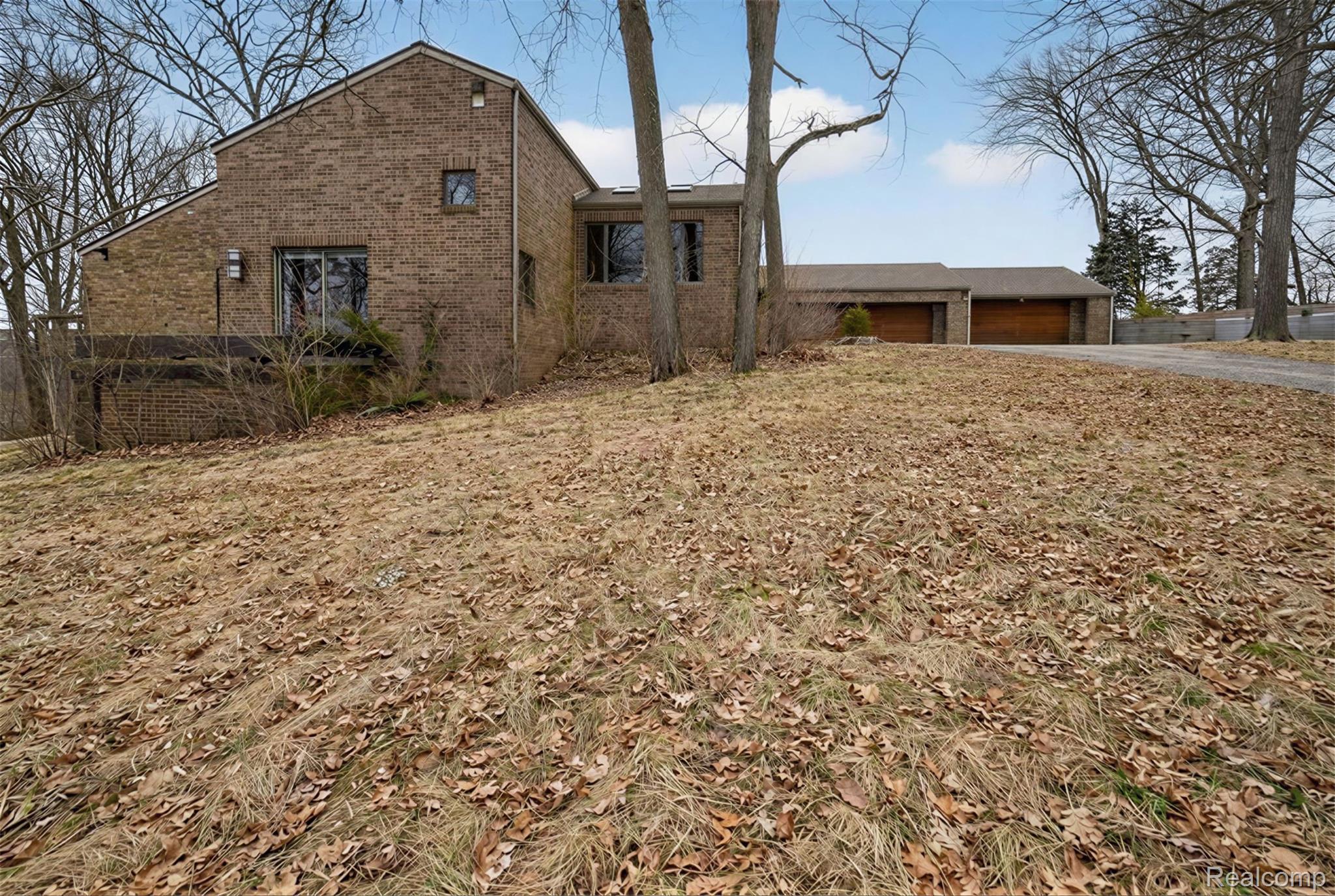 2551 Patterson Lk Road Pinckney, MI 48169 - Photo 19 of 95 Exterior