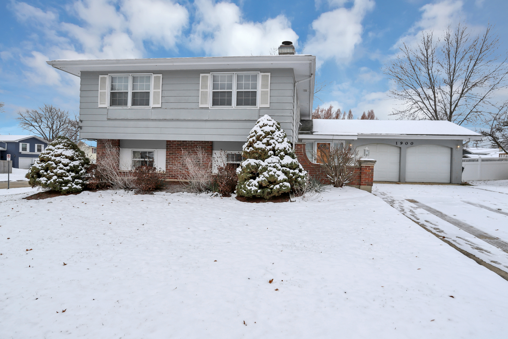 1900 Chippendale Road Hoffman Estates, IL 60169 - Photo 2 of 37 a front view of a house with a yard