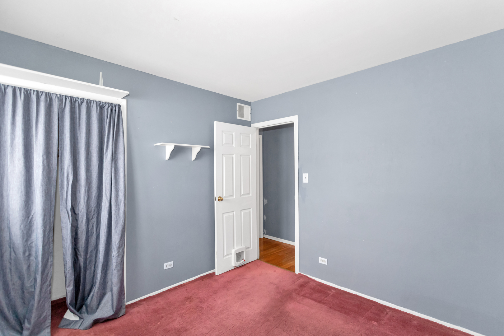 1900 Chippendale Road Hoffman Estates, IL 60169 - Photo 24 of 37 a view of a room with an empty space