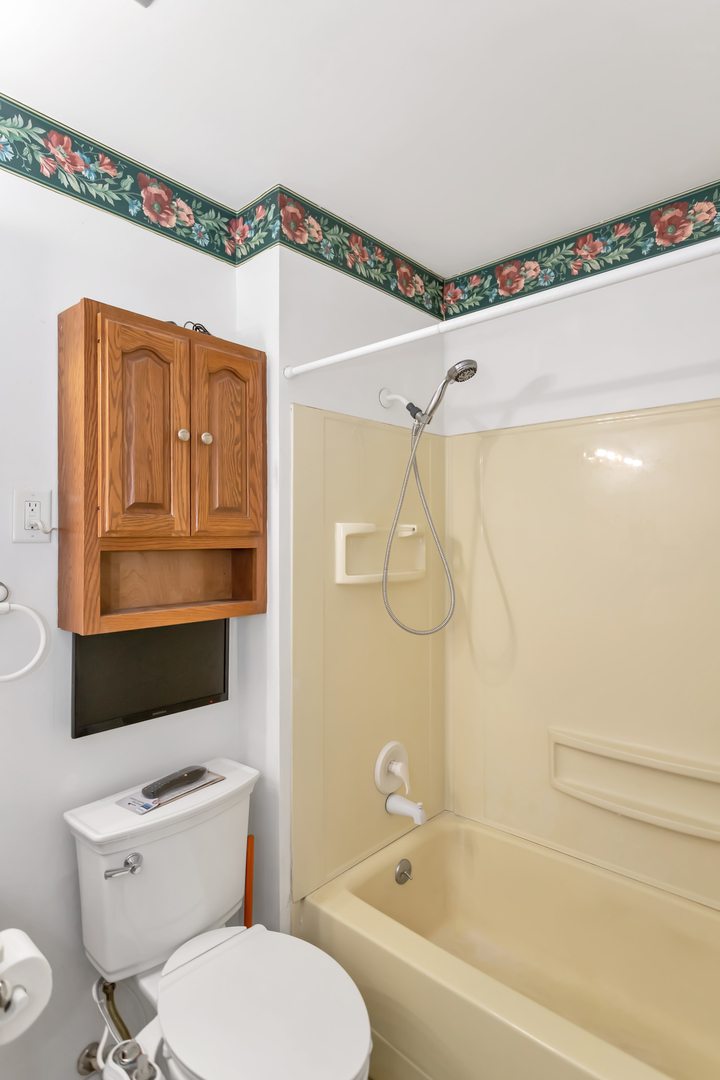 1900 Chippendale Road Hoffman Estates, IL 60169 - Photo 25 of 37 a bathroom with a toilet and a shower