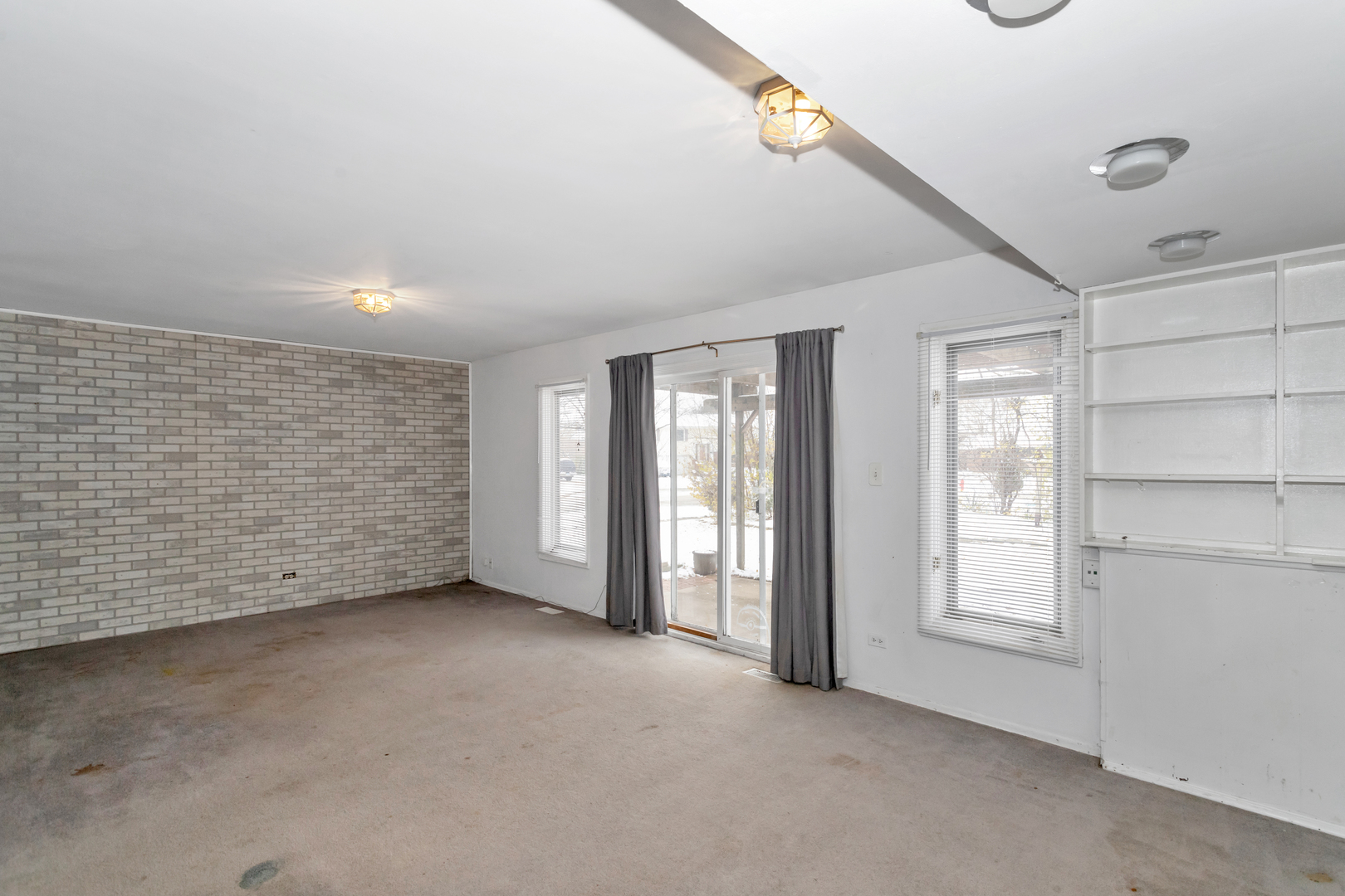 1900 Chippendale Road Hoffman Estates, IL 60169 - Photo 27 of 37 a view of an empty room with a window
