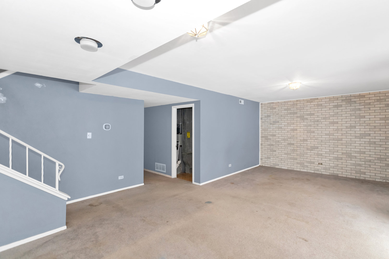 1900 Chippendale Road Hoffman Estates, IL 60169 - Photo 28 of 37 a view of an empty room with a window