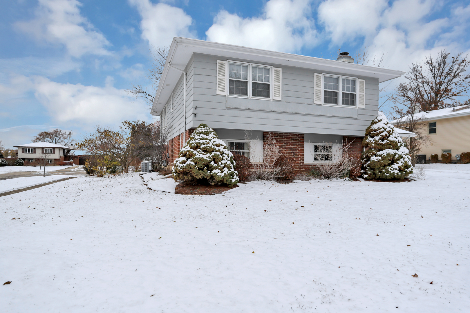 1900 Chippendale Road Hoffman Estates, IL 60169 - Photo 3 of 37 a front view of a house with a yard and garage