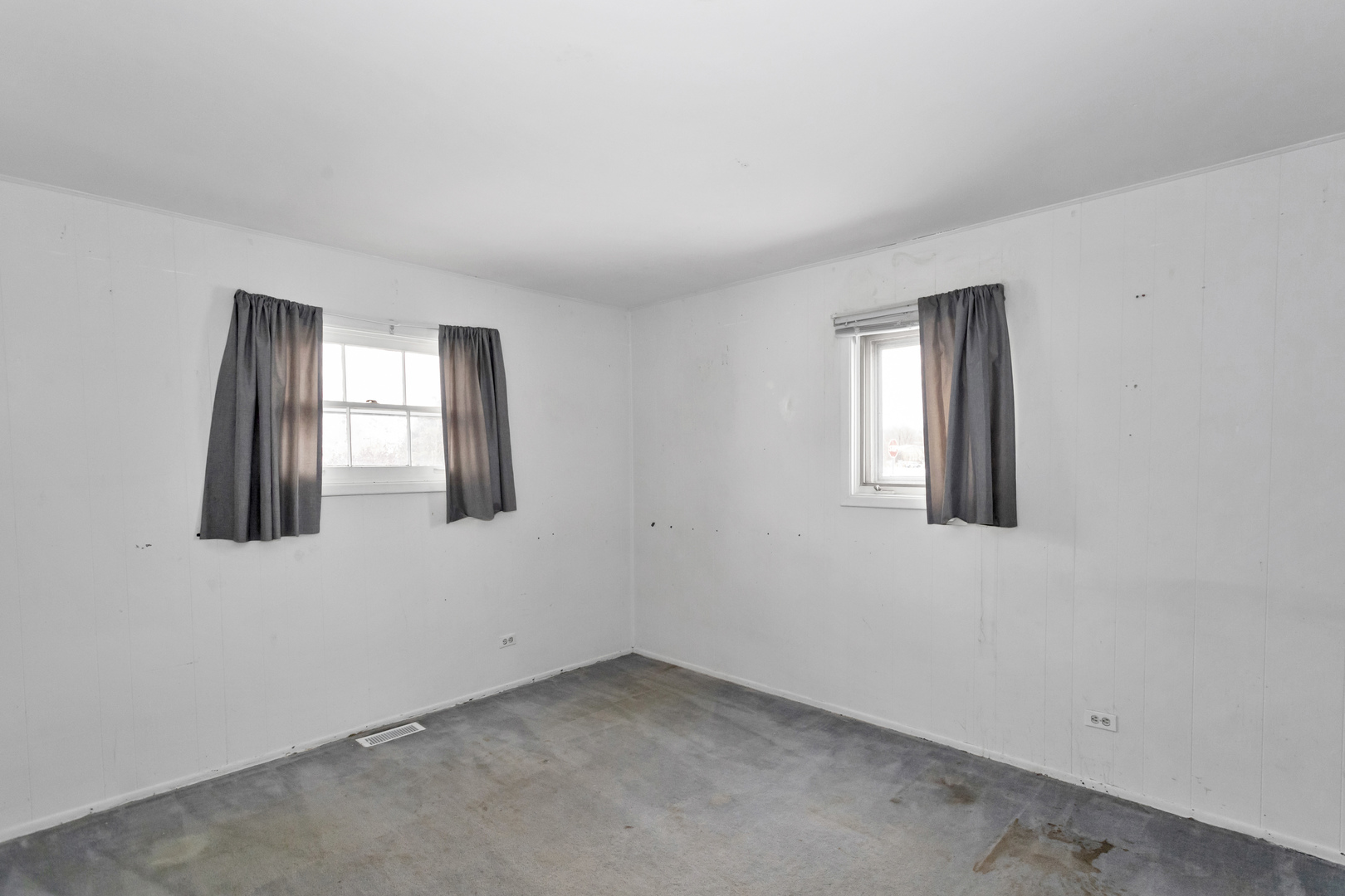 1900 Chippendale Road Hoffman Estates, IL 60169 - Photo 32 of 37 an empty room with windows