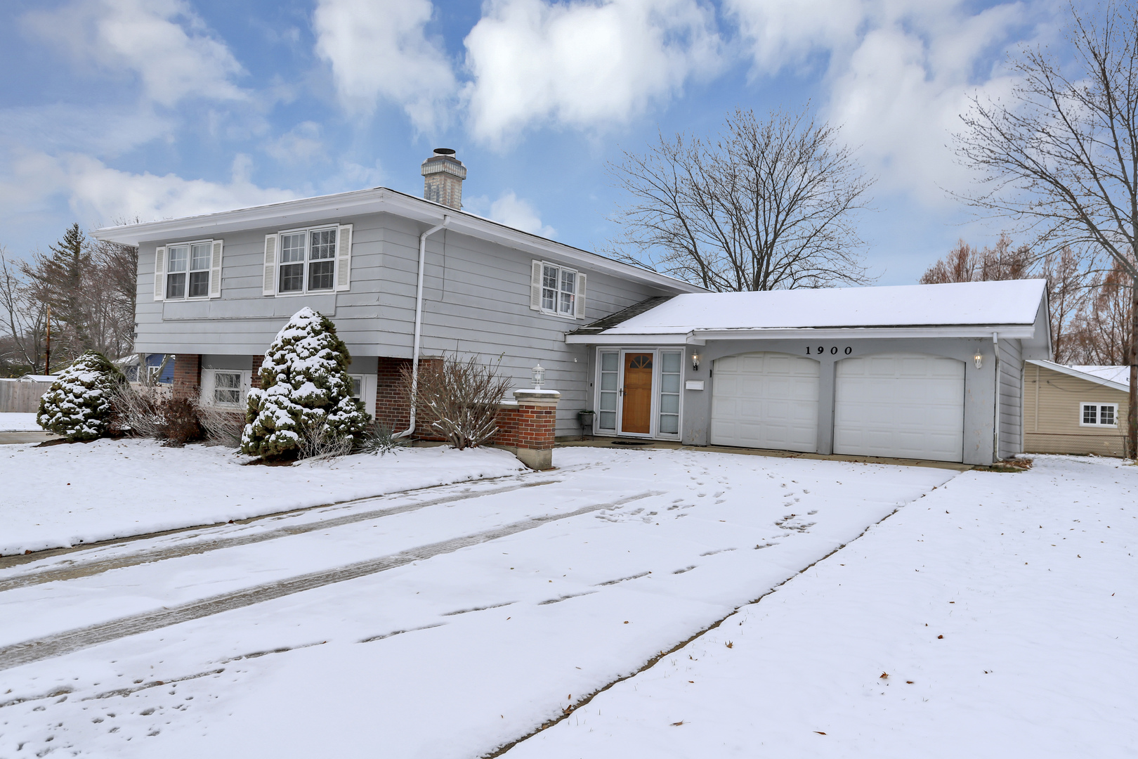 1900 Chippendale Road Hoffman Estates, IL 60169 - Photo 4 of 37 front view of a house