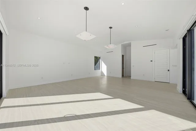 a view of empty room with a ceiling fan