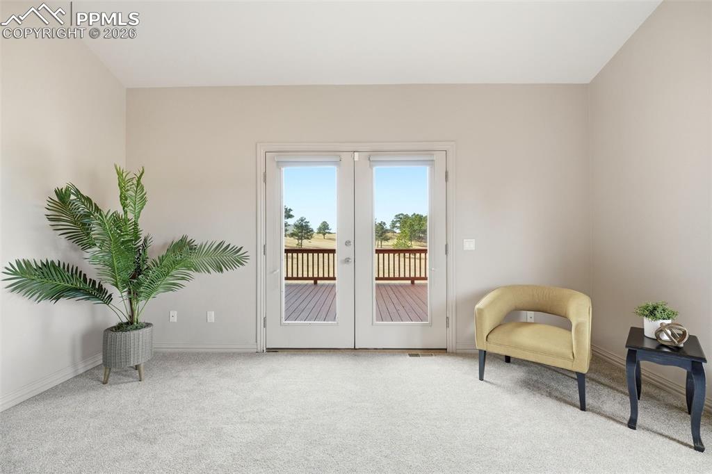 10350 Hodgen Road Colorado Springs, CO 80908 - Photo 15 of 49 Primary Bedroom Sitting Area