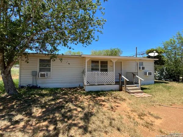 $950 | 204 Campbell Avenue, Jourdanton, TX 78026