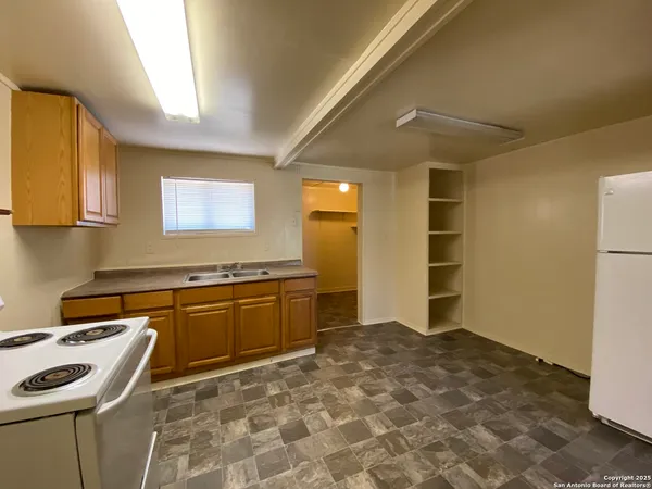 $950 | 204 Campbell Avenue, Jourdanton, TX 78026