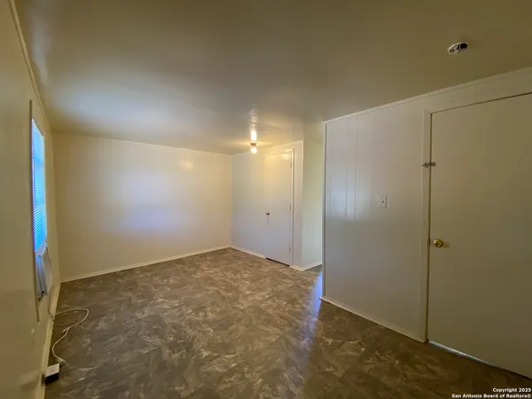 $950 | 204 Campbell Avenue, Jourdanton, TX 78026