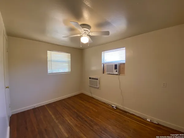 $950 | 204 Campbell Avenue, Jourdanton, TX 78026