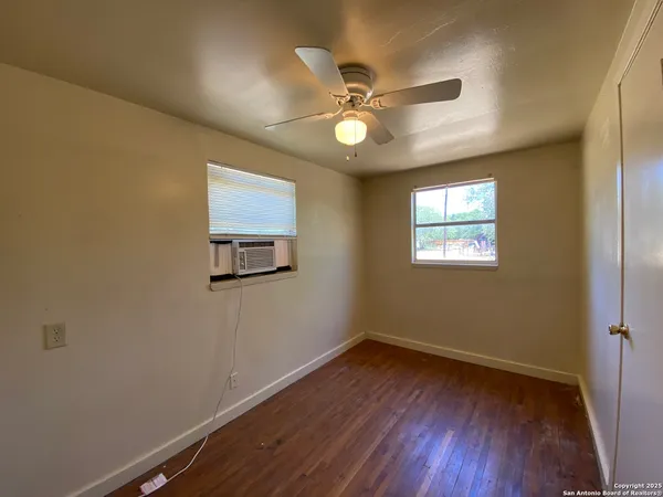 $950 | 204 Campbell Avenue, Jourdanton, TX 78026