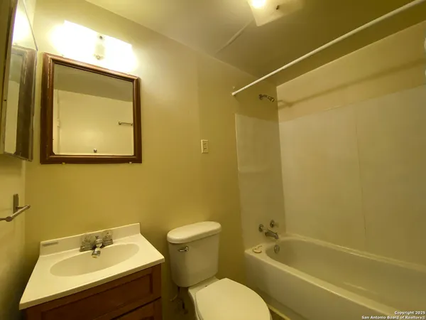 $950 | 204 Campbell Avenue, Jourdanton, TX 78026