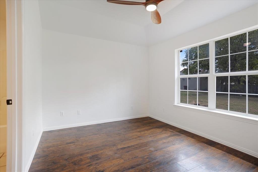 700 East 6th Street Bonham, TX 75418 - Photo 19 of 28 an empty room with a window