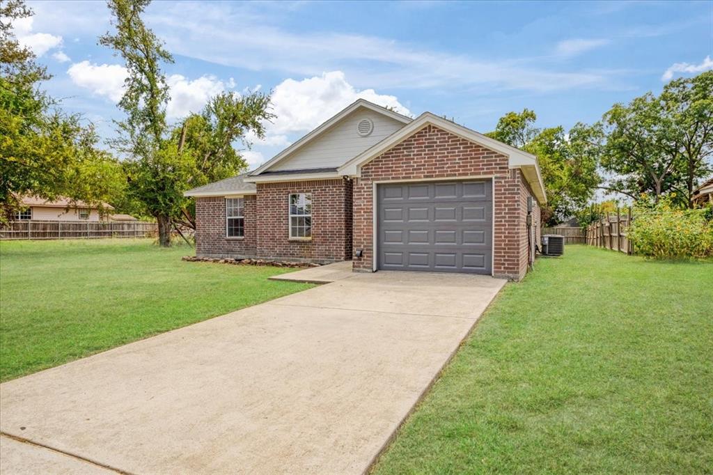 700 East 6th Street Bonham, TX 75418 - Photo 2 of 28 a front view of house with yard and green space