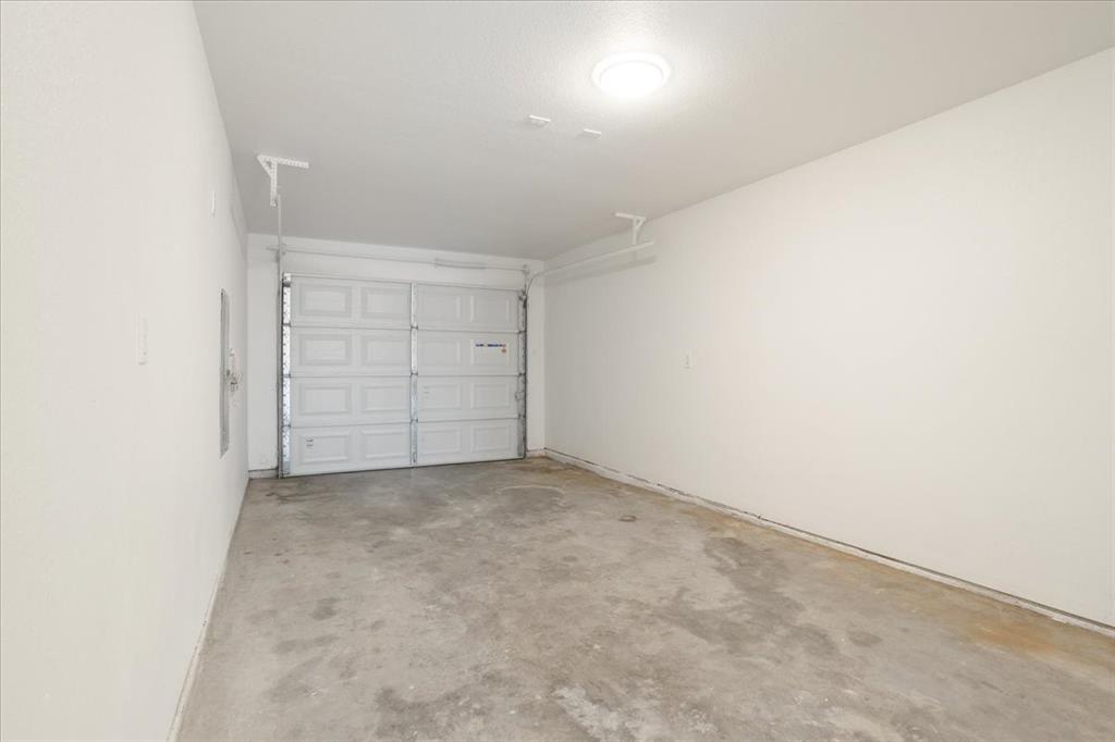 700 East 6th Street Bonham, TX 75418 - Photo 25 of 28 an empty room with closet
