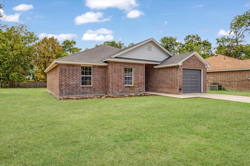 700 East 6th Street Bonham, TX 75418 - Photo 3 of 28 a front view of a house with a garden