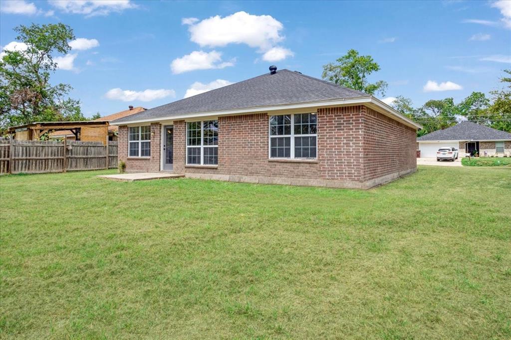 700 East 6th Street Bonham, TX 75418 - Photo 4 of 28 a front view of a house with a garden