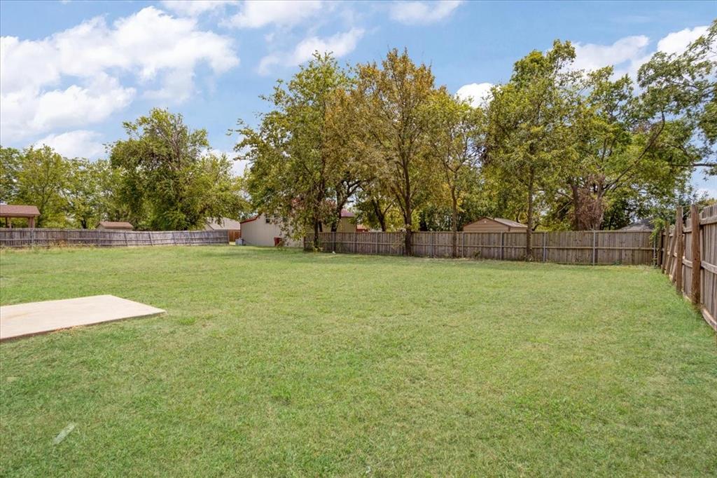 700 East 6th Street Bonham, TX 75418 - Photo 8 of 28 a view of a yard with a house