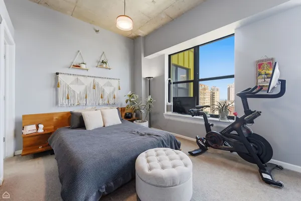 $355,000 | 1122 West Catalpa Avenue, Unit 907, Chicago, IL 60640